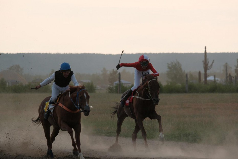 Кубок главы Якутска по конным скачкам выиграл Беллатор из Олекминского улуса