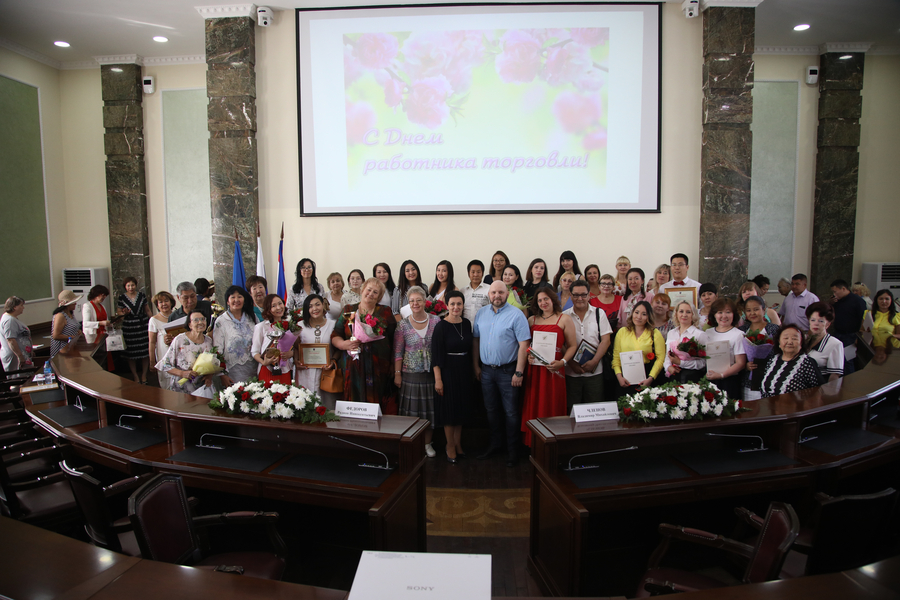 Сардана Авксентьева поздравила работников сферы торговли Якутска с профессиональным праздником