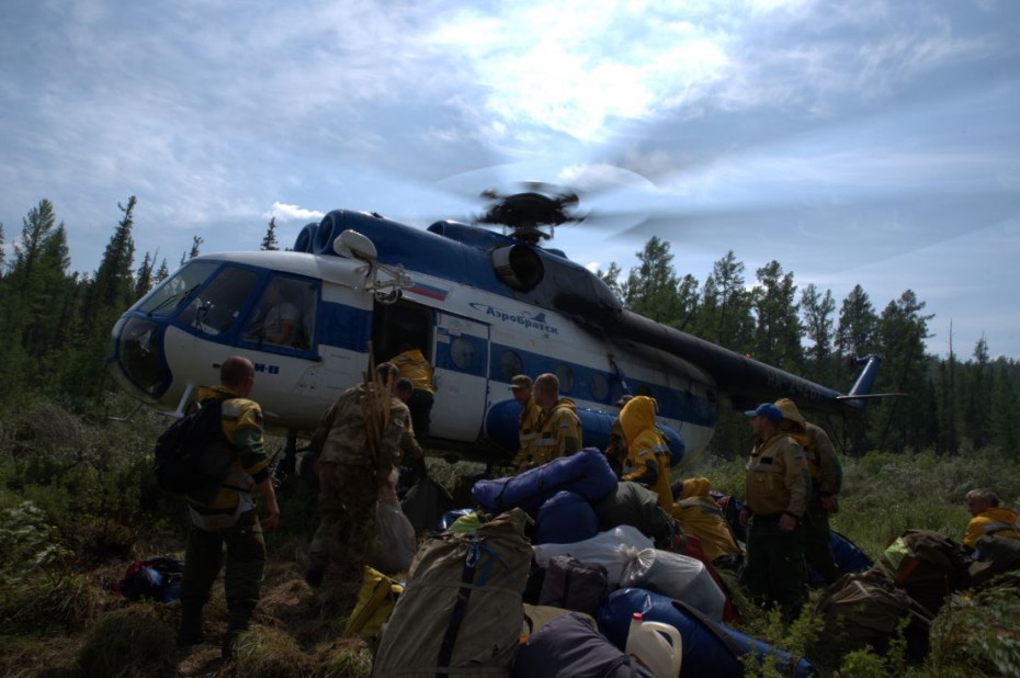 Три десятка самолетов и вертолетов тушат пожары в Сибири и Якутии