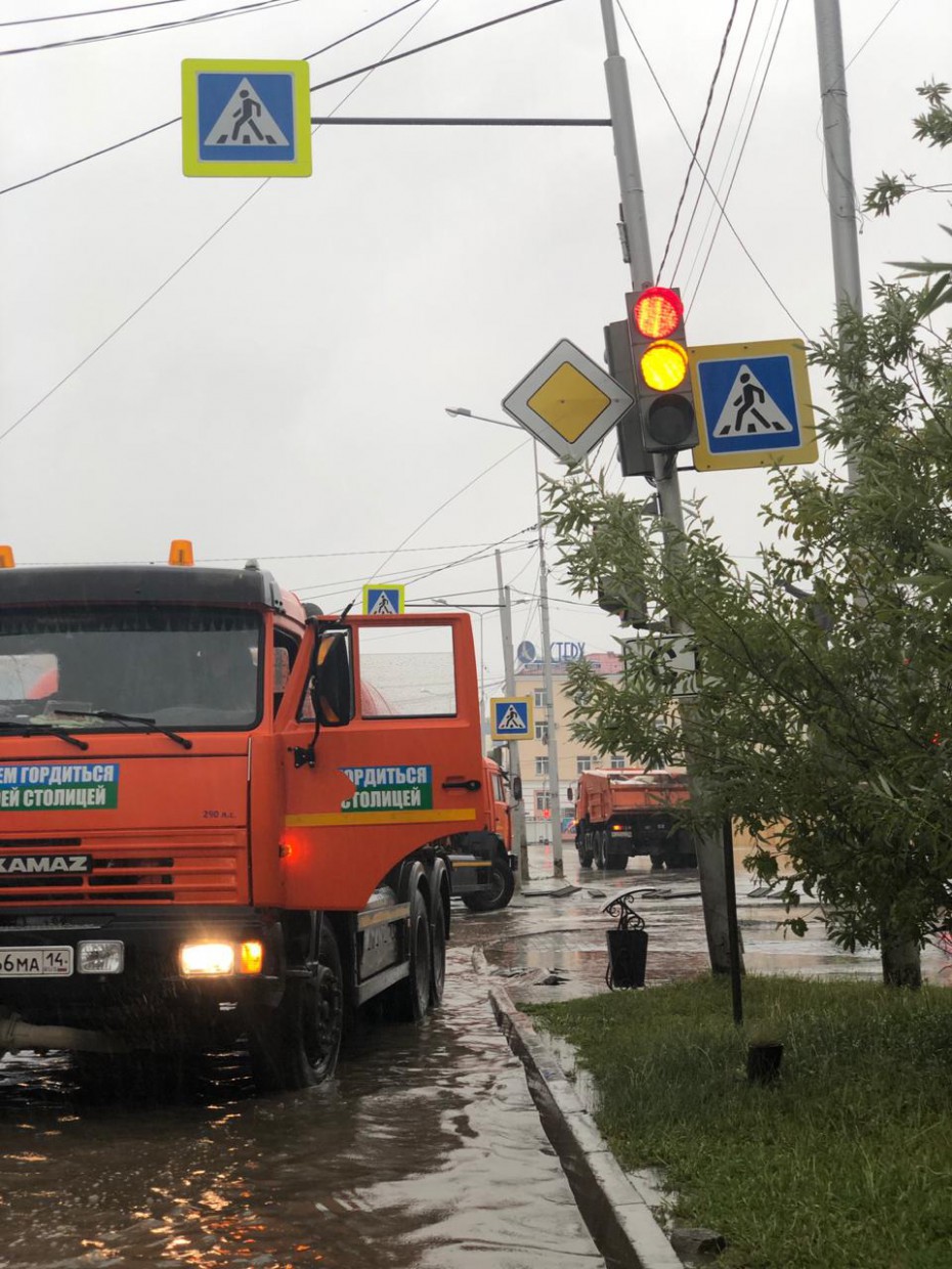 Коммунальные службы Якутска оперативно устраняют последствия ливня