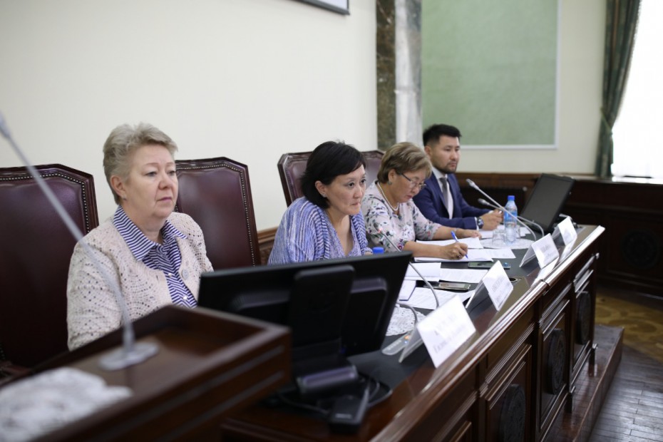 Сардана Авксентьева провела совещание с руководителями новых образовательных учреждений