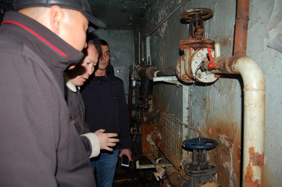 Вячеслав Емельянов продолжает держать на контроле запуск тепла в проблемных домах