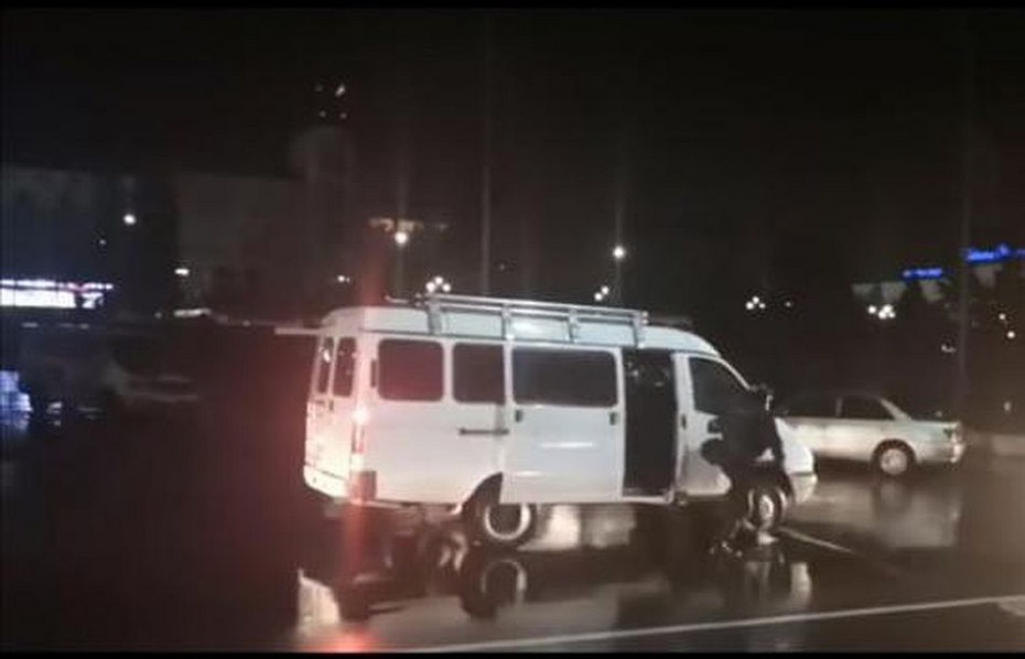 "Они травят нас!": В Улан-Удэ, чтобы "выкурить" из автобуса протестующих росгвардейцы закинули дымовую шашку. Нападение попало в прямой эфир на youtube