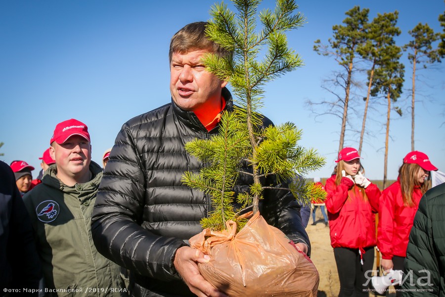 Телекомментатор Дмитрий Губерниев принял участие в акции по посадке саженцев «Сохраним лес» в Якутии