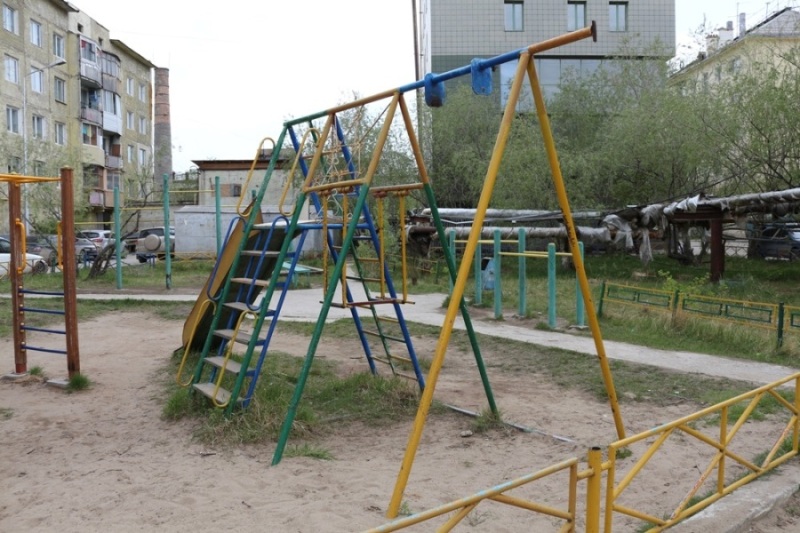 Главу Октябрьского округа оштрафовали за опасную детскую площадку из-за которой пострадал ребенок