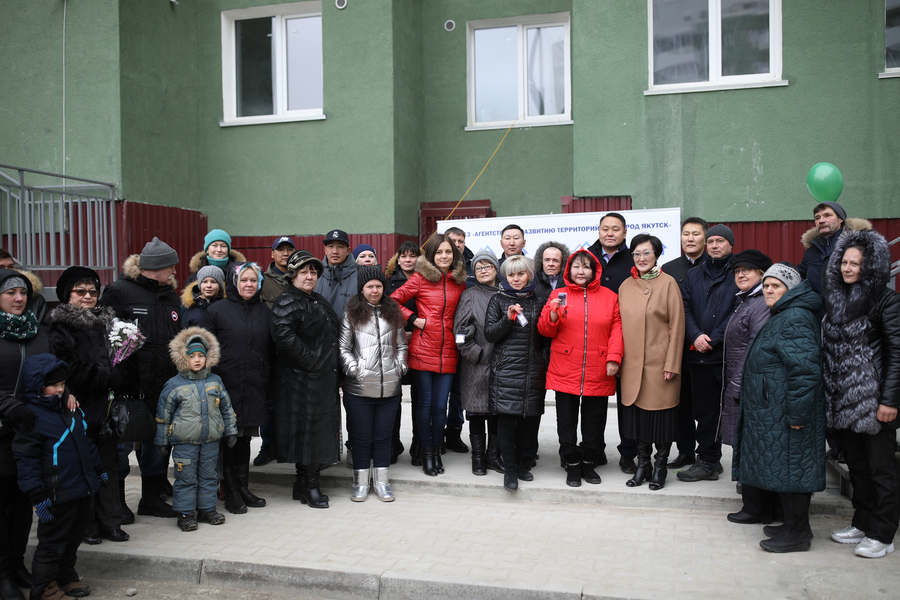 В Якутске вручили ключи от новых квартир переселенцам из аварийного жилья
