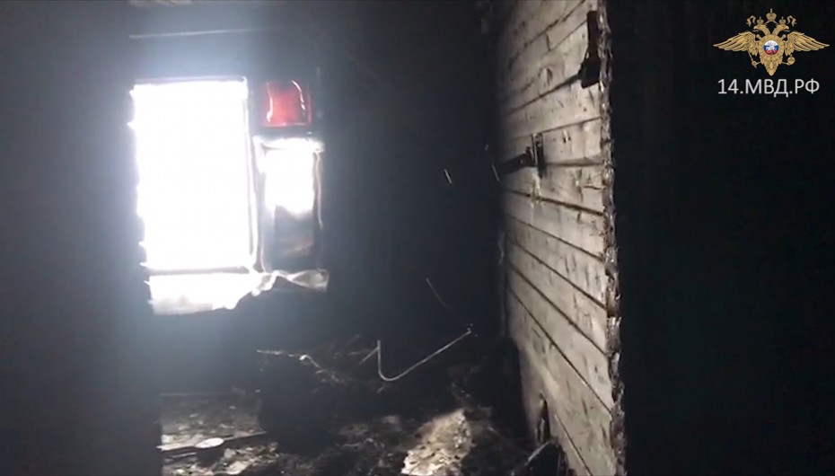 Полицейские эвакуировали жильцов при пожаре в многоквартирном доме в селе Сунтар