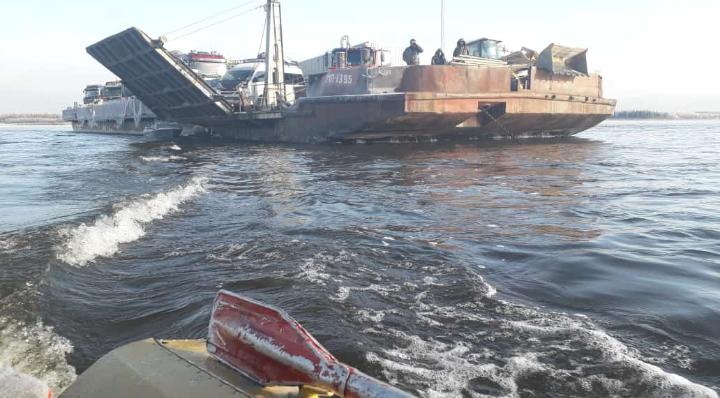 В Якутии устанавливаются обстоятельства происшествия с паромом, севшем на мель на реке Алдан
