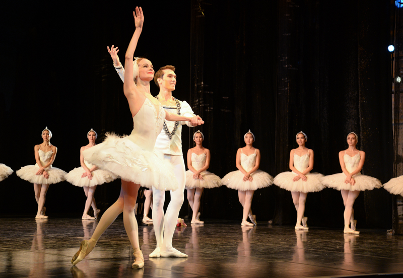 «Стерх» в окружении лебедей: в Якутске открылся Всероссийский фестиваль балетного искусства