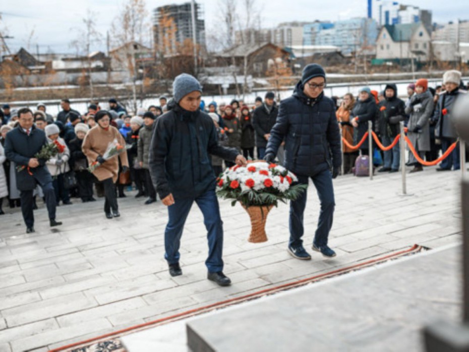 В Якутске возложили цветы к памятнику Михаилу Алексееву