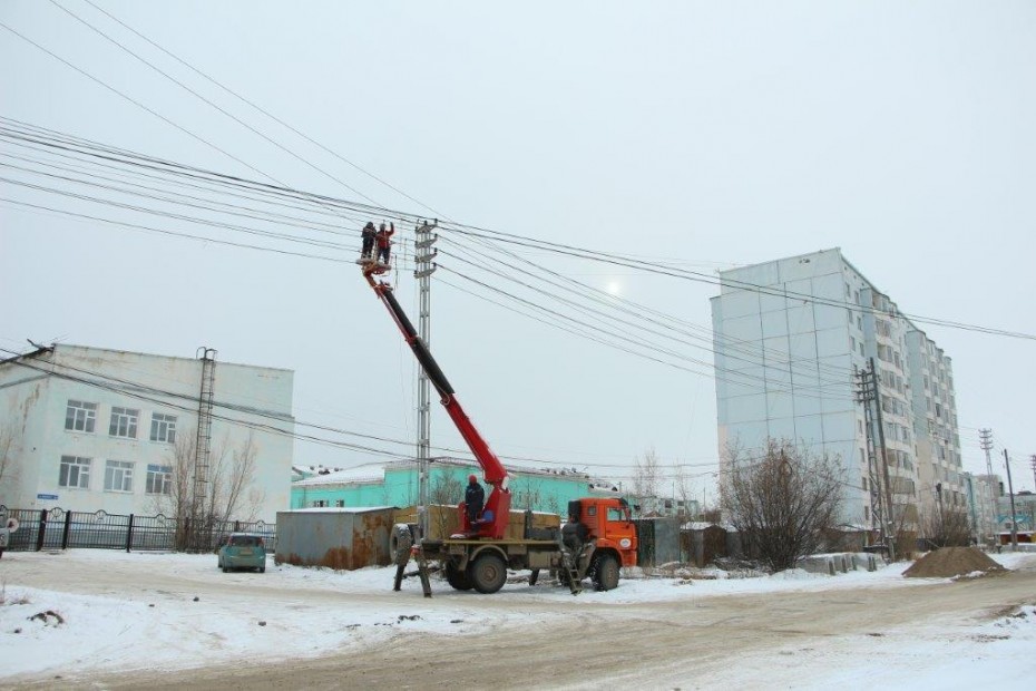 Энергетики Якутска ведут монтаж самонесущего изолированного провода