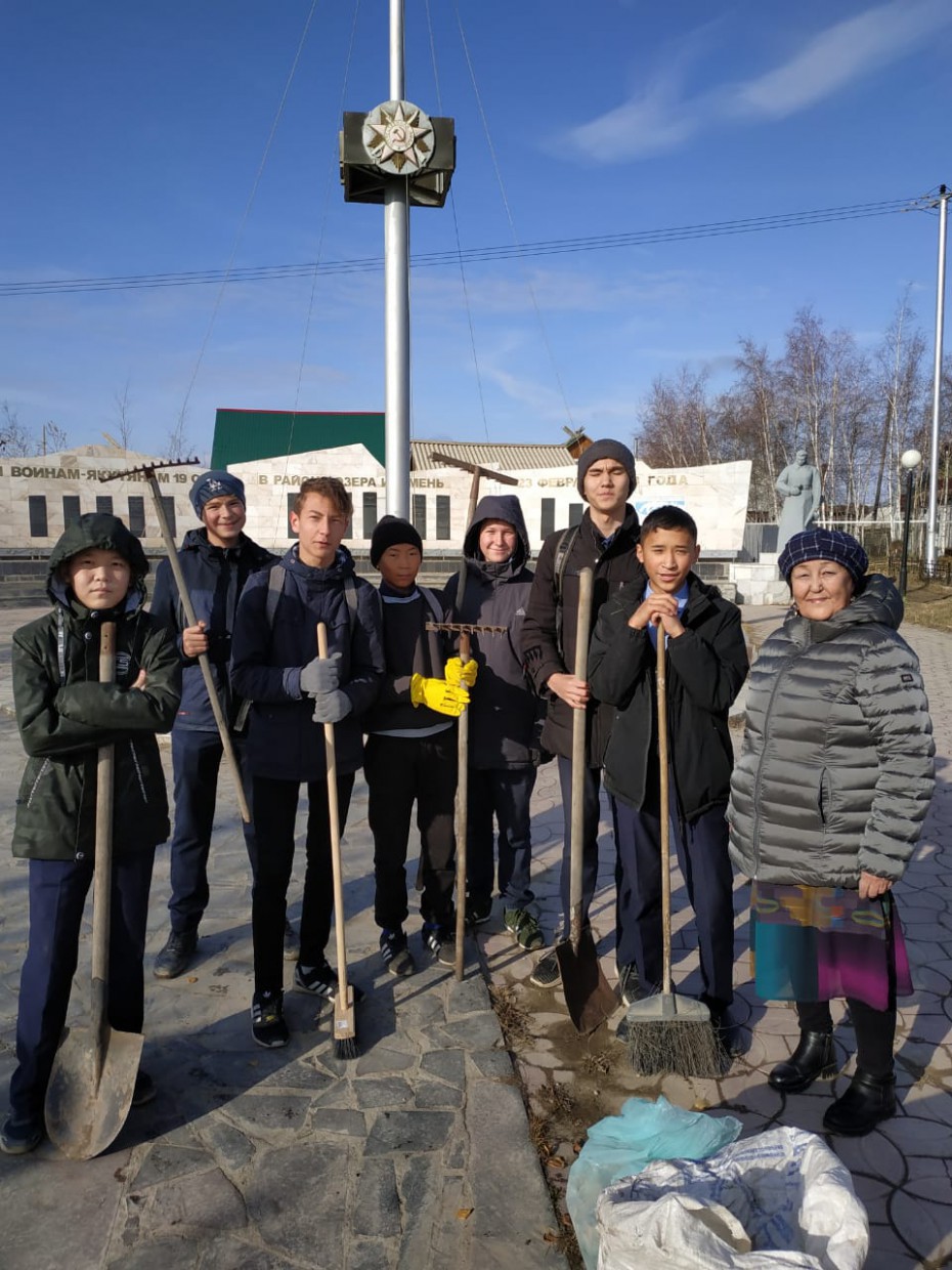 Школьники провели уборку у мемориала «Журавли над Ильменем»
