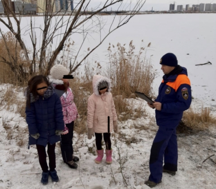 Спасатели ежедневно предупреждают шалость детей на льду
