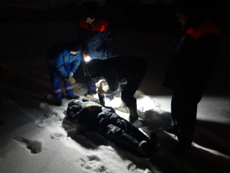 Рыбака с инсультом вывезли с озера спасатели в Якутске