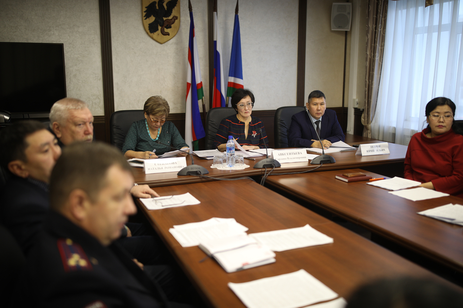 В Окружной администрации Якутска состоялось очередное заседание комиссии по противодействию коррупции