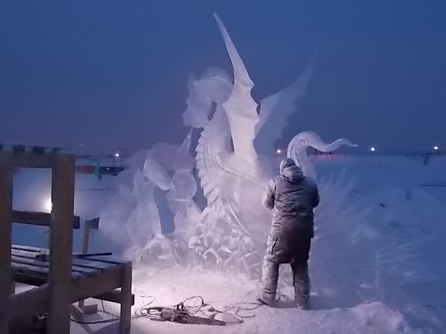 Зима начинается с Якутии: как проводят свой день конкурсанты ледовых скульптур