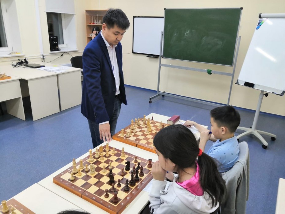 Гроссмейстер из Бурятии проводит занятия по шахматам  для юных якутян