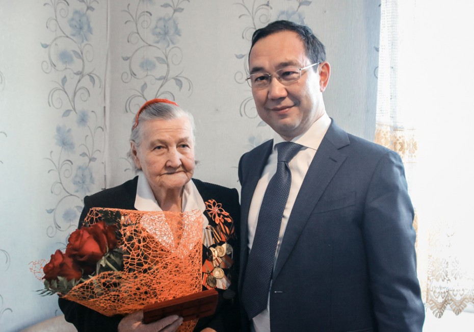 Айсен Николаев вручил ветерану войны первую в Якутии юбилейную медаль к 75-летию Победы