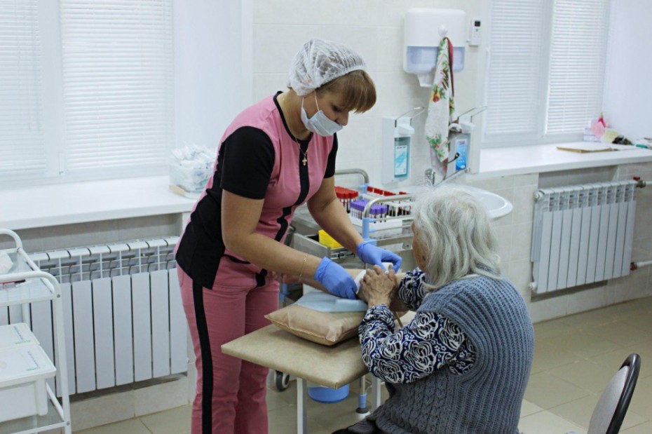 Для помощи гражданам старше 65 лет начнут привлекать частные медицинские учреждения