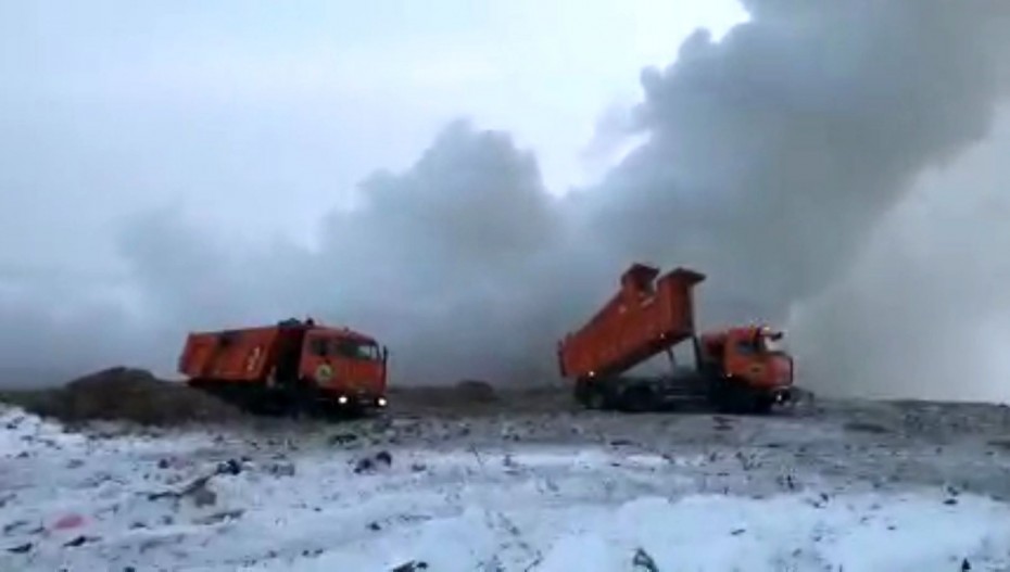 Продолжаются работы по тушению пожара на мусорном полигоне в Якутске