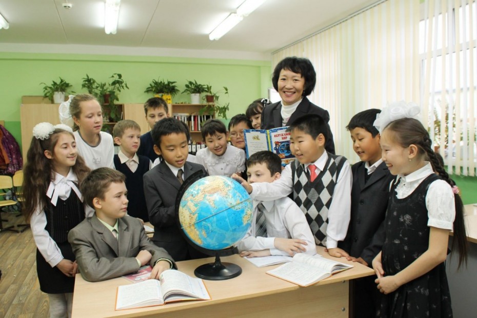 Айсен Николаев подписал указ о земском учителе в Якутии