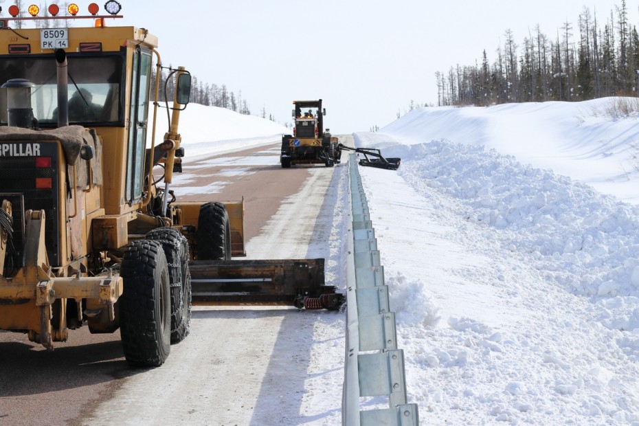 Для борьбы с зимней скользкостью и снегоочистки проезжей части ФКУ Упрдор «Лена» задействовало 73 единицы дорожной техники