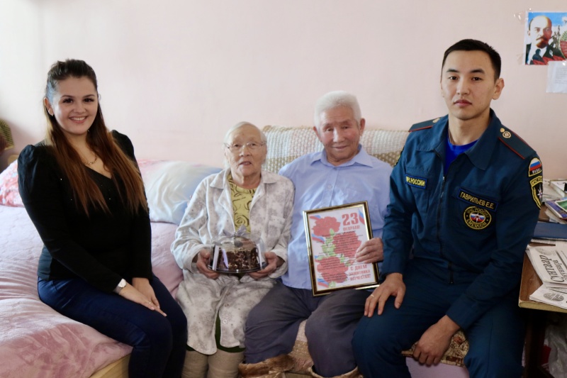 Сотрудники МЧС России поздравили ветеранов с Днем защитника Отечества