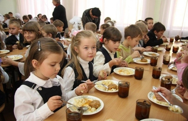 В Якутии идет подготовка к обеспечению горячим питанием всех учеников младших классов