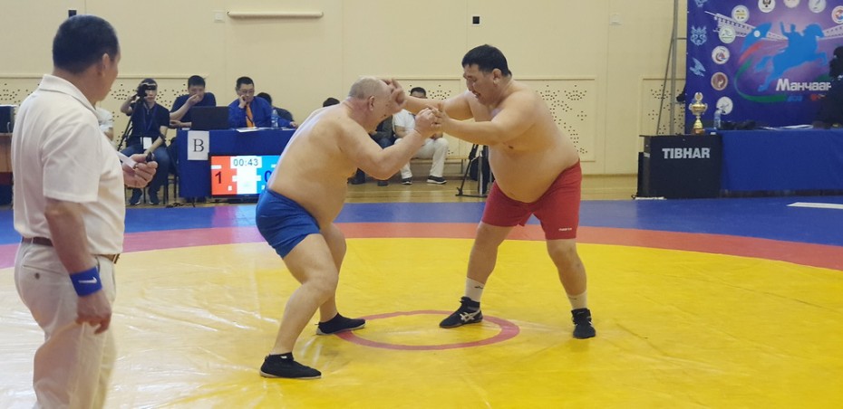 В Якутске прошел турнир по национальной борьбе Хапсагай