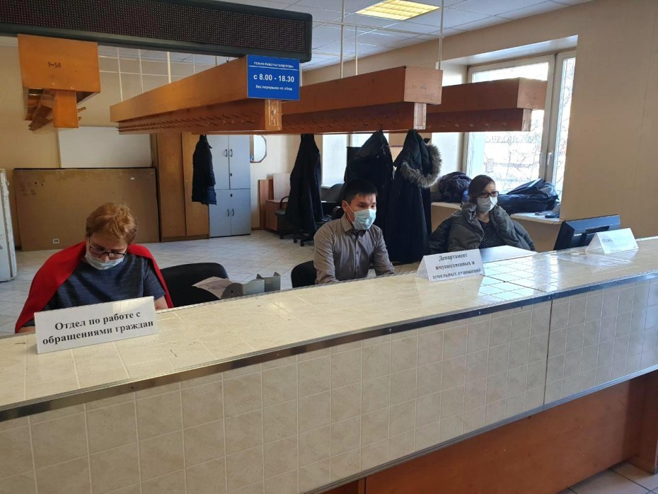 В связи с коронавирусом введено ограничение на вход посетителей в здание мэрии Якутска