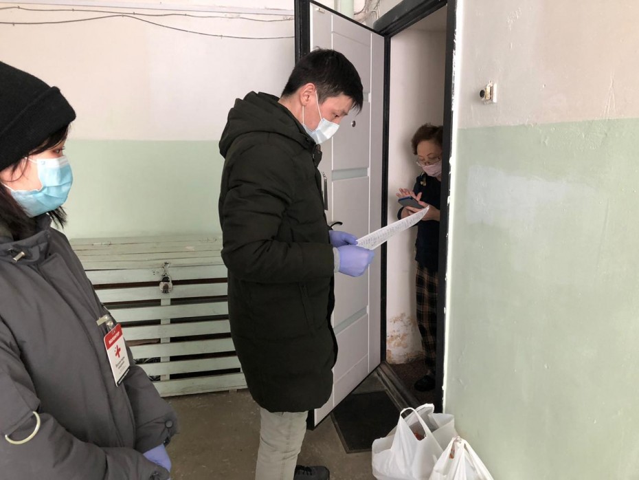 Волонтеры в Якутске оказывают помощь пожилым людям