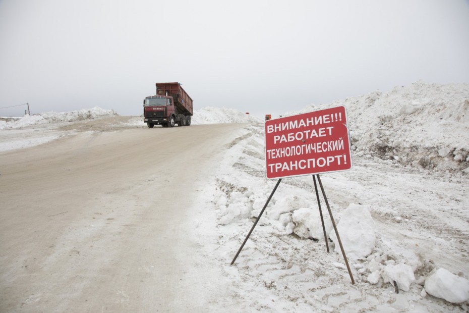 В Якутске устраняют последствия обильных снегопадов