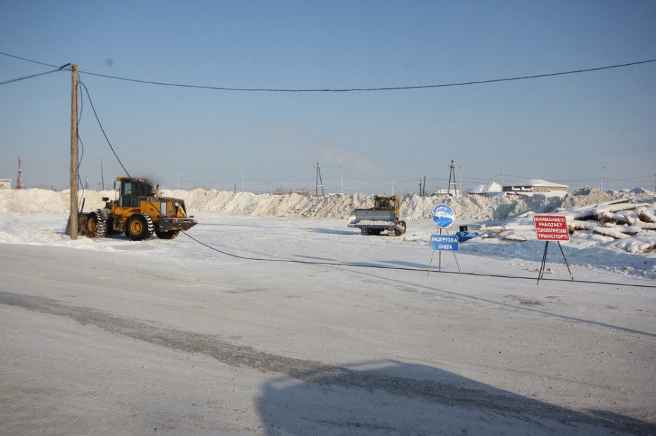 В Якутске продолжается плановый вывоз снега с улиц