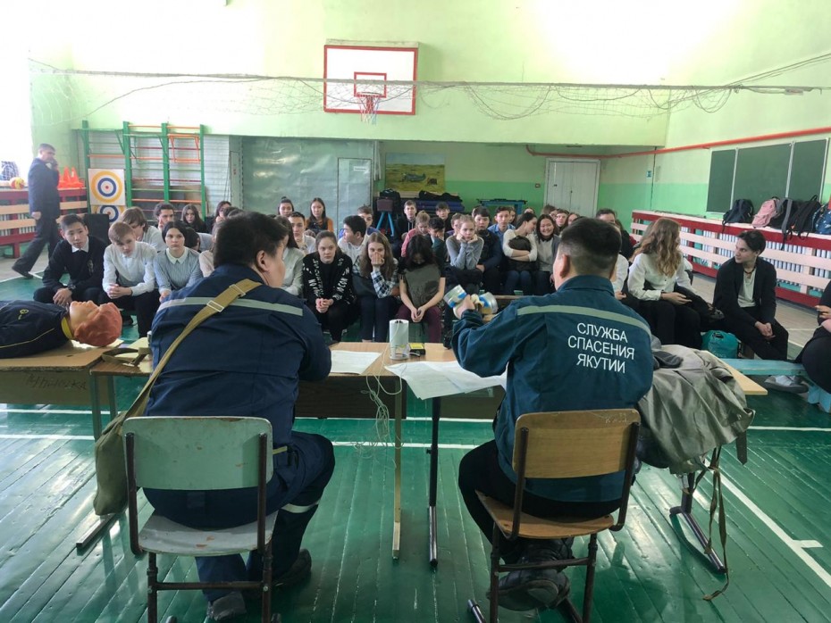 Более 1100 человек участвовало в Всероссийском открытом уроке "Основы безопасности жизнедеятельности" проведенного Службой спасения Якутии