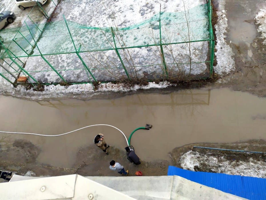 В Якутске не прекращается откачка талых вод по округам и пригородам