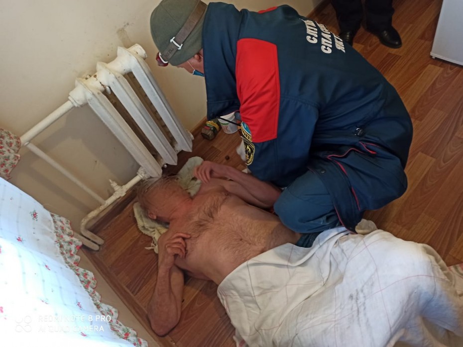 Застрявшего головой между труб отопления пенсионера спасли в Якутске