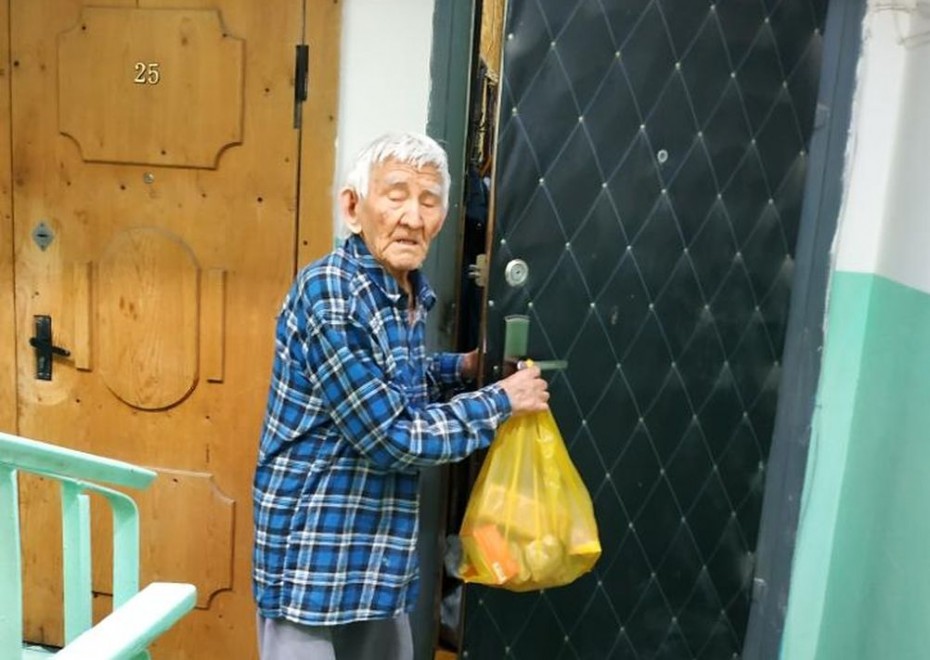 В Октябрьском округе оказали помощь одиноко проживающим пенсионерам