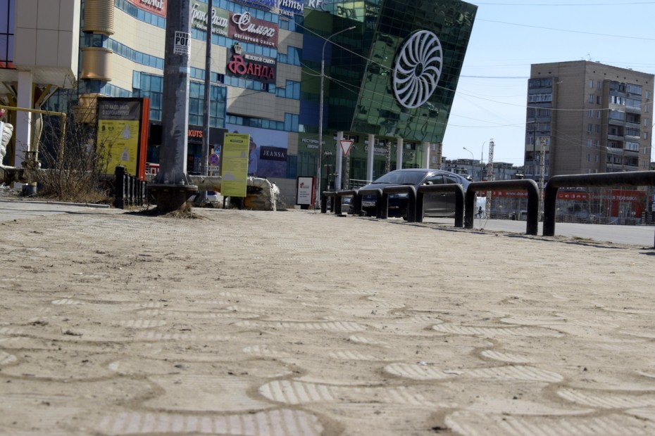 Бригады АО «Якутдорстрой» чистят улицы и тротуары от пыли и песка