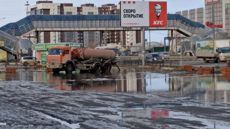 В Якутске устраняют весенний разлив на улицах