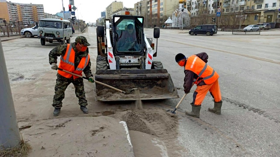 В Якутске ведутся плановая уборка пыли и ямочный ремонт улиц