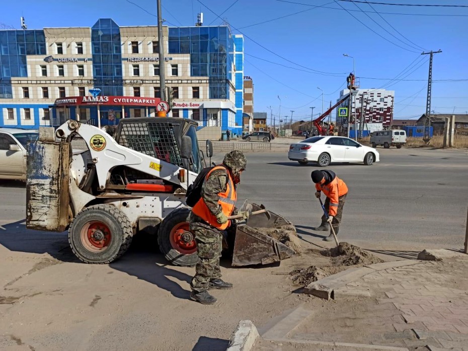В Якутске идут плановые работы по уборке улиц и площадей от пыли и песка