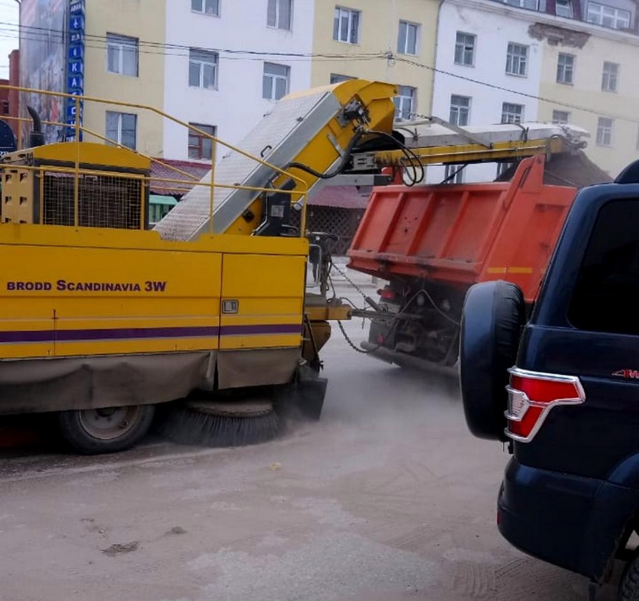 Коммунальная техника и рабочие АО «Якутдорстрой» приступили к уборке улиц и площадей от пыли и песка