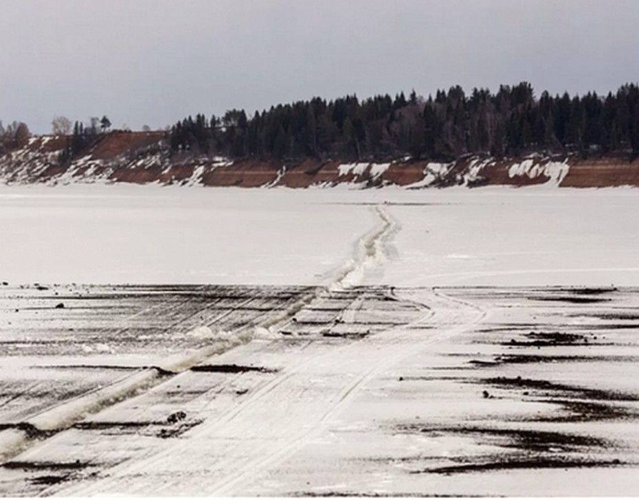 В преддверии сезонного половодья в Якутии проверяют гидротехнические сооружения и чернят лёд