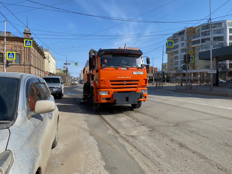 В Якутске проводят плановую уборку улиц и площадей от пыли и песка