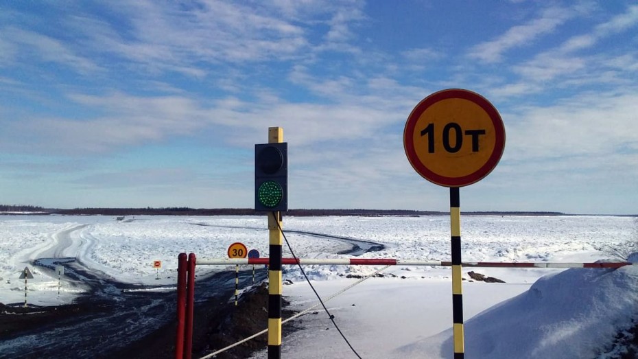 Три ледовые переправы через реку Лена закроются с 14 апреля