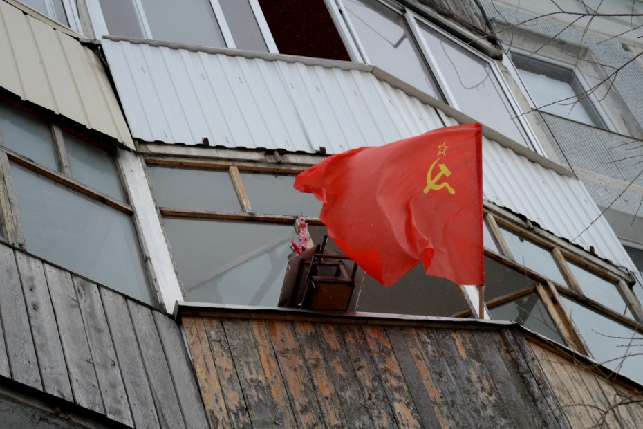 Флаги на балконах в День Победы: Фоторепортаж
