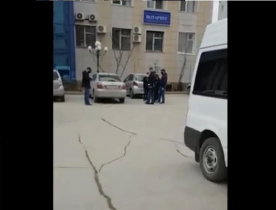 Глазами адвоката: Видео задержания подозреваемого возле Верховного суда Якутии сотрудниками ФСБ