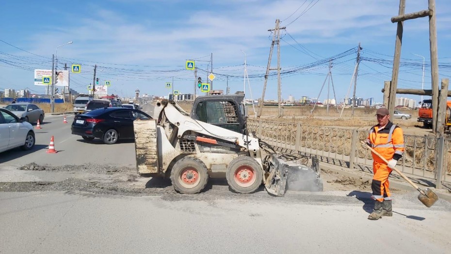 В Якутске идет ямочный ремонт улицы Автодорожная