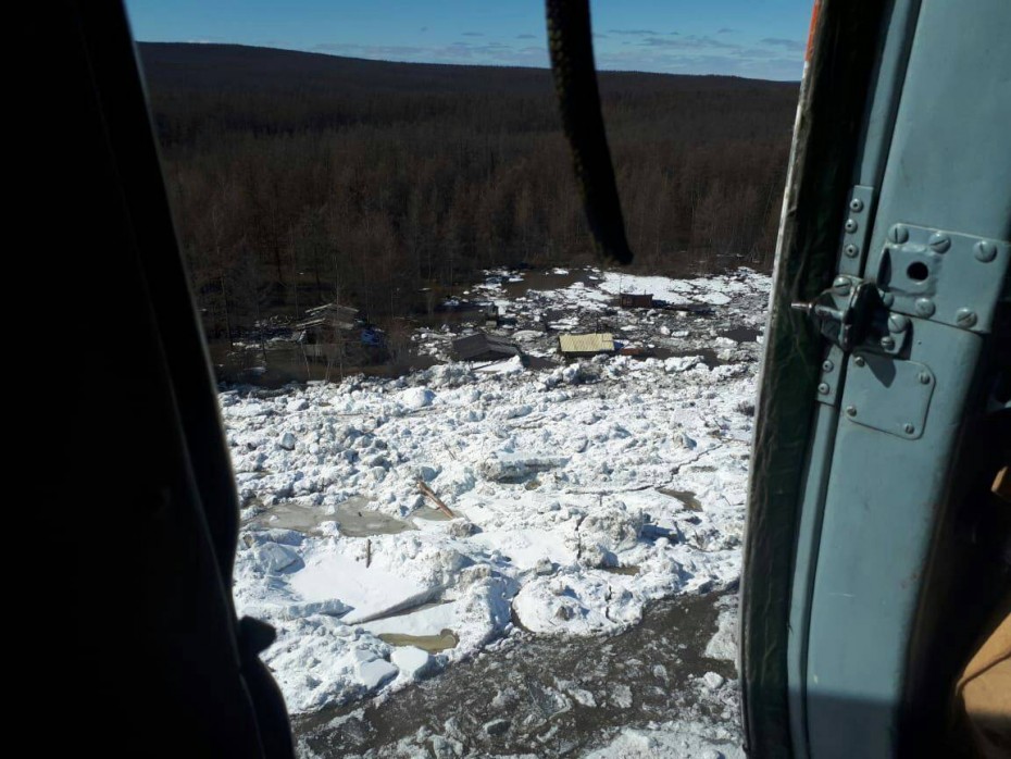 Уровень воды на реке Колыма поднимается, подтапливает низменные участки города Среднеколымск