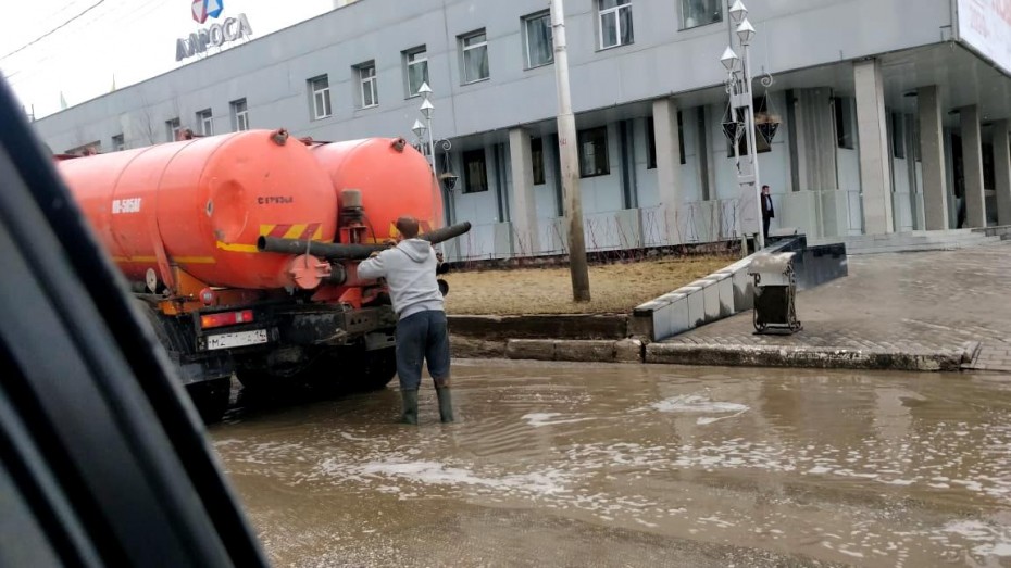В Якутске продолжается откачка дождевых вод